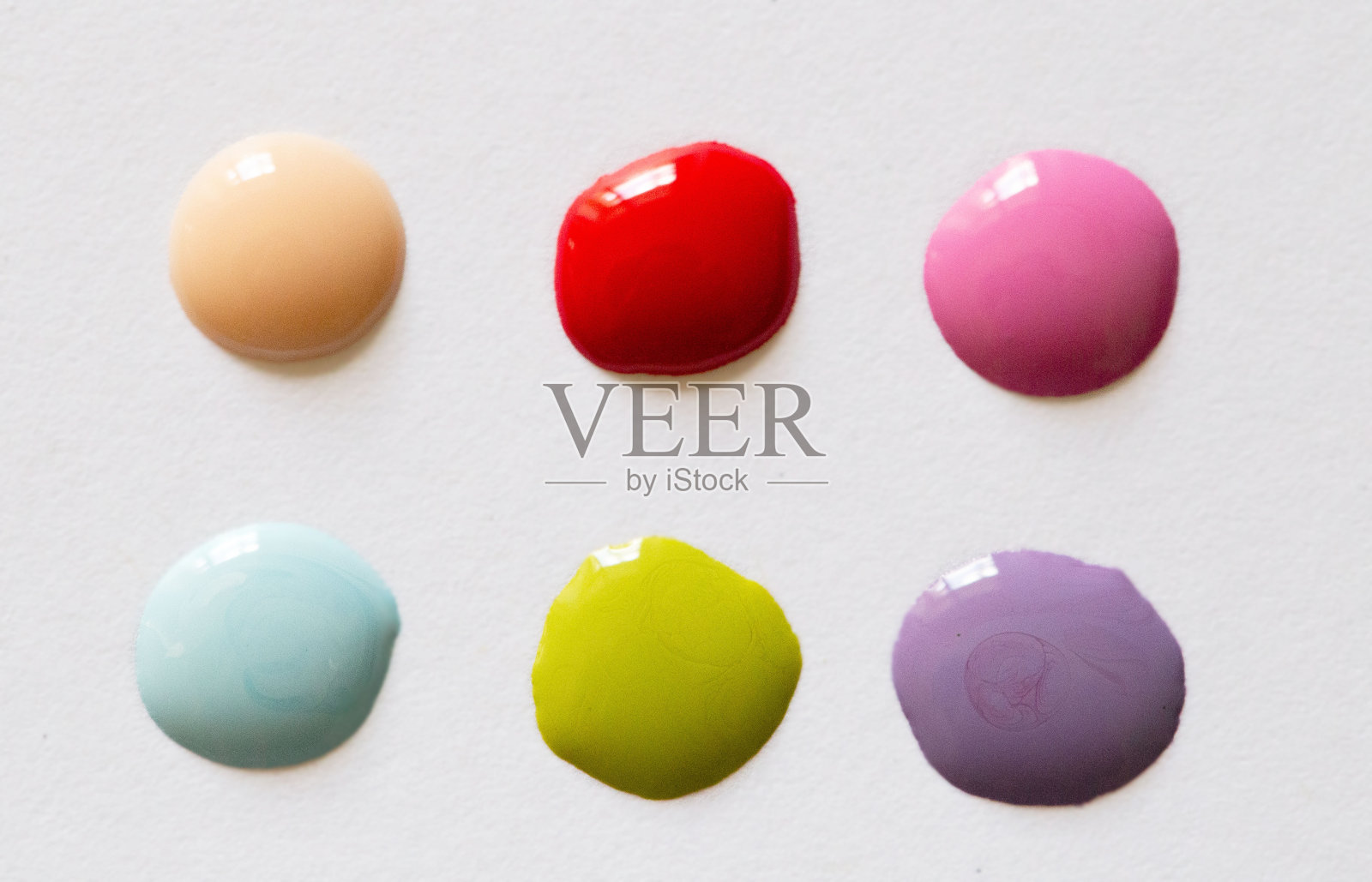 五彩缤纷的指甲油照片摄影图片