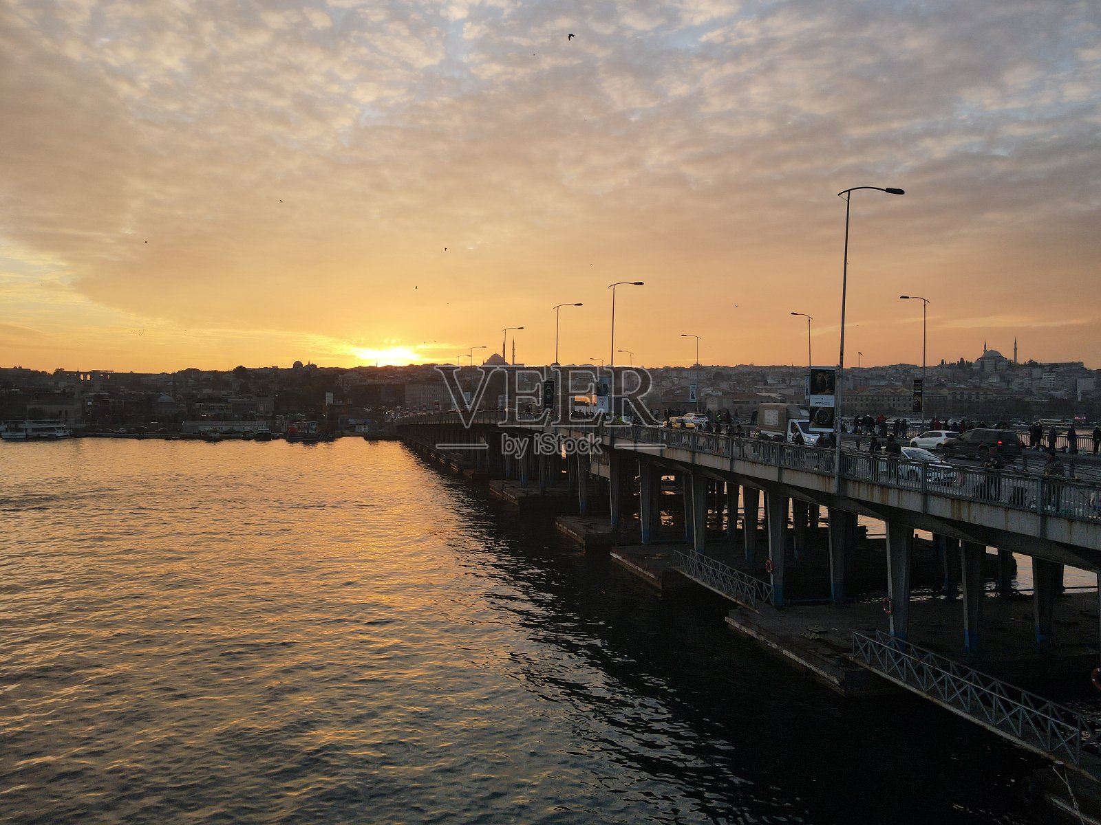 鸟瞰图在伊斯坦布尔金色角与惊人的日落照片摄影图片