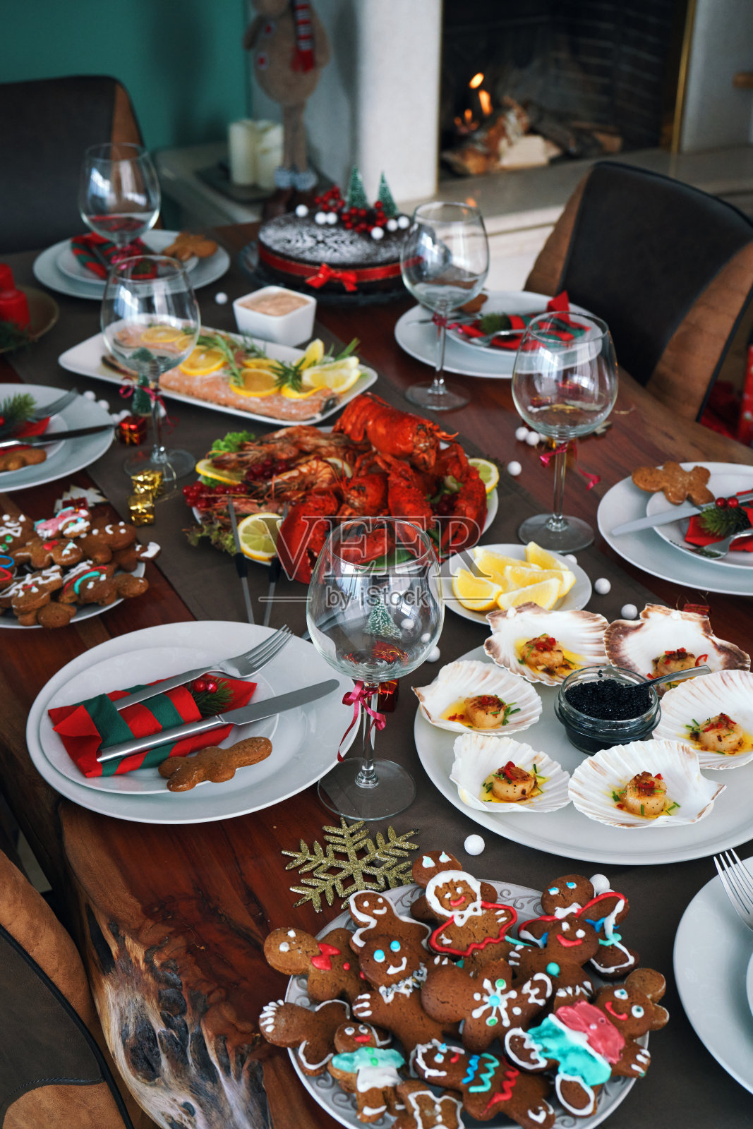 圣诞晚餐有鲑鱼鱼片，扇贝，龙虾，虾和圣诞蛋糕照片摄影图片