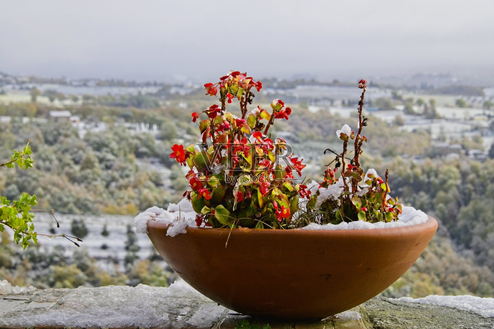 从意大利翁布里亚中部一个古老的中世纪山顶小镇上看到的雪景照片摄影图片