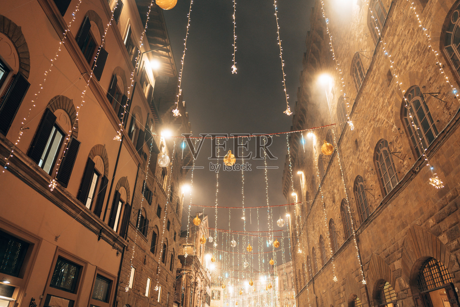 佛罗伦萨街道上的圣诞装饰照片摄影图片