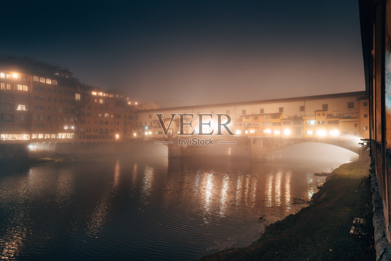 大雾中佛罗伦萨的维琪奥桥照片摄影图片