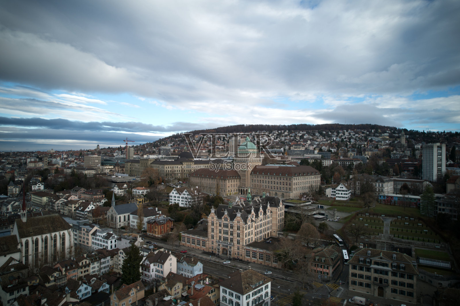 一个多云的冬季早晨，Zürich市的鸟瞰图。照片摄影图片