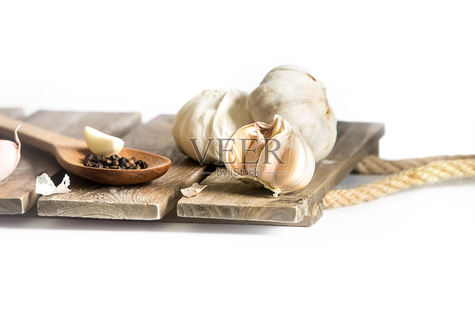 新鲜有机大蒜孤立在白色背景，完整的头，丁香和皮，木勺黑胡椒，烹饪材料照片摄影图片