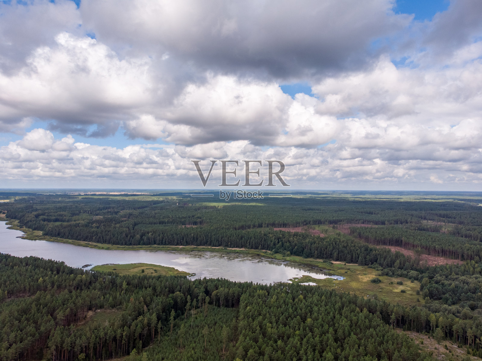 区域无人机摄影农村森林和小湖的观点。照片摄影图片