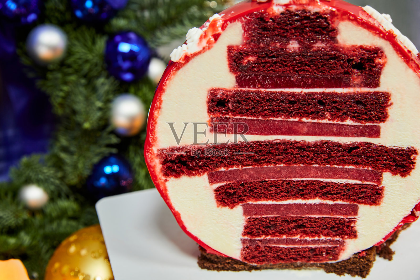 把新年蛋糕切成红色蛋糕球和马斯卡朋奶油冻的形状照片摄影图片