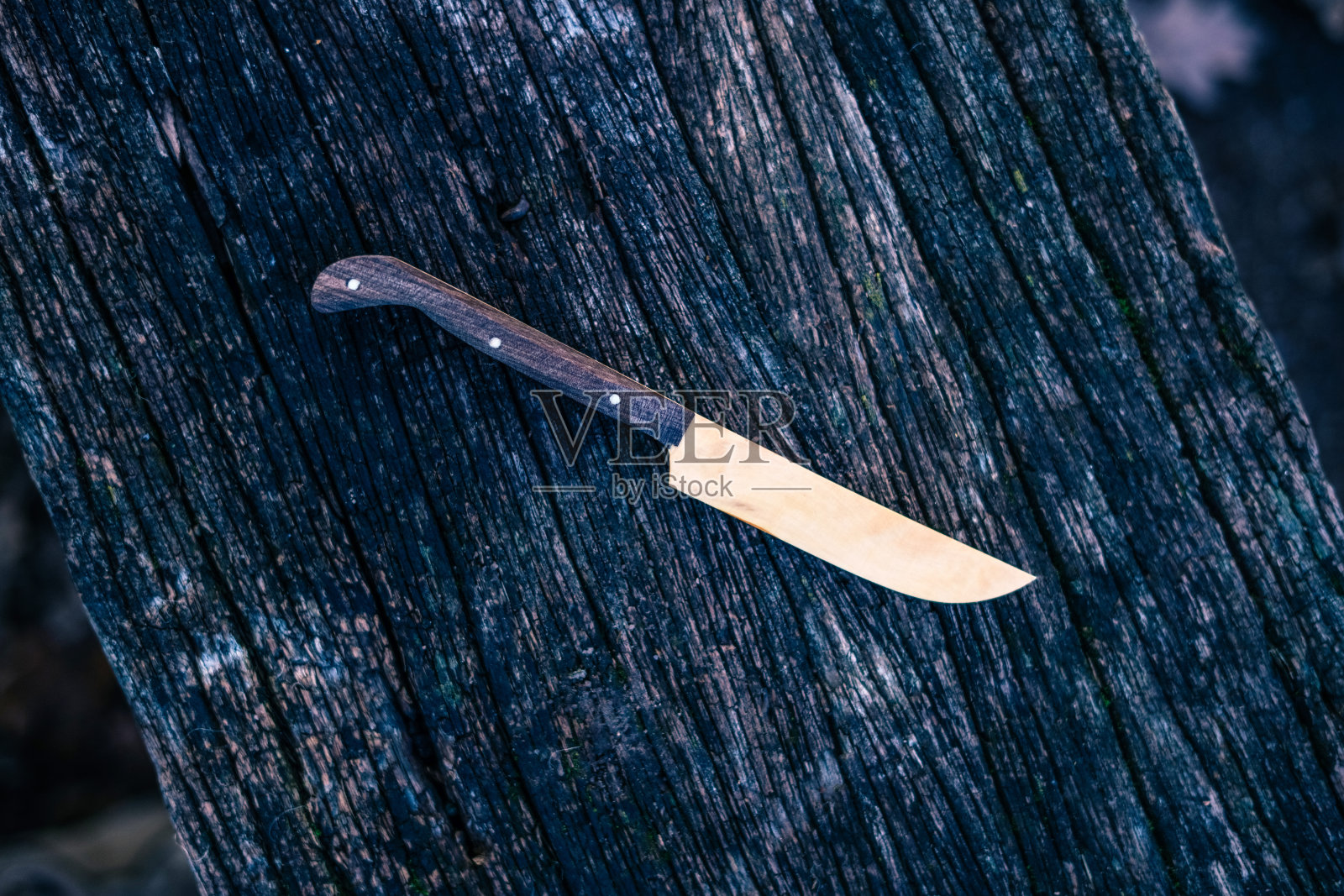 木制背景孤立的木刀。照片摄影图片