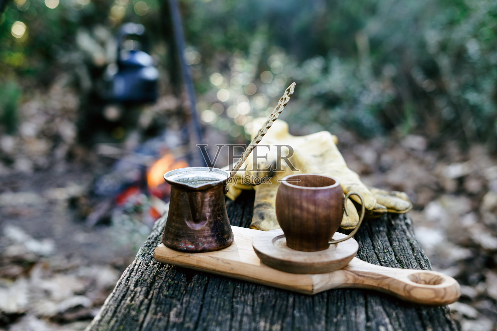 在土耳其柴火上煮咖啡。豪华露营的概念。照片摄影图片