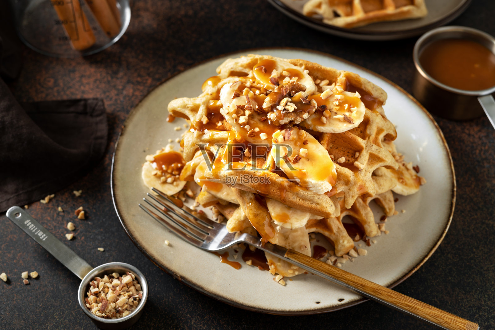 香蕉华夫饼配核桃和咸味焦糖在一盘烹饪背景照片摄影图片