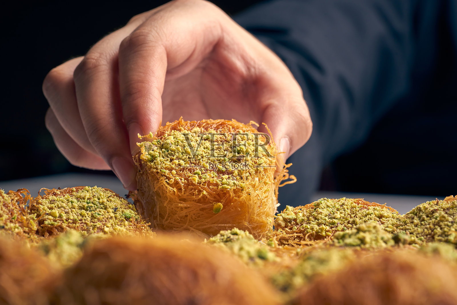 阿拉伯传统甜点——奶油奶酪开心果坚果照片摄影图片