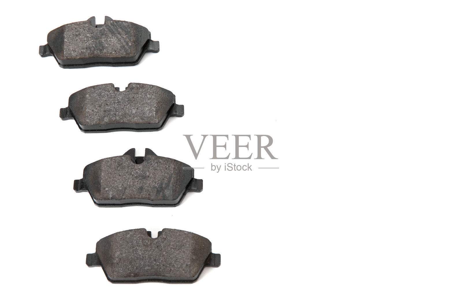 白色背景上的一堆刹车片照片摄影图片