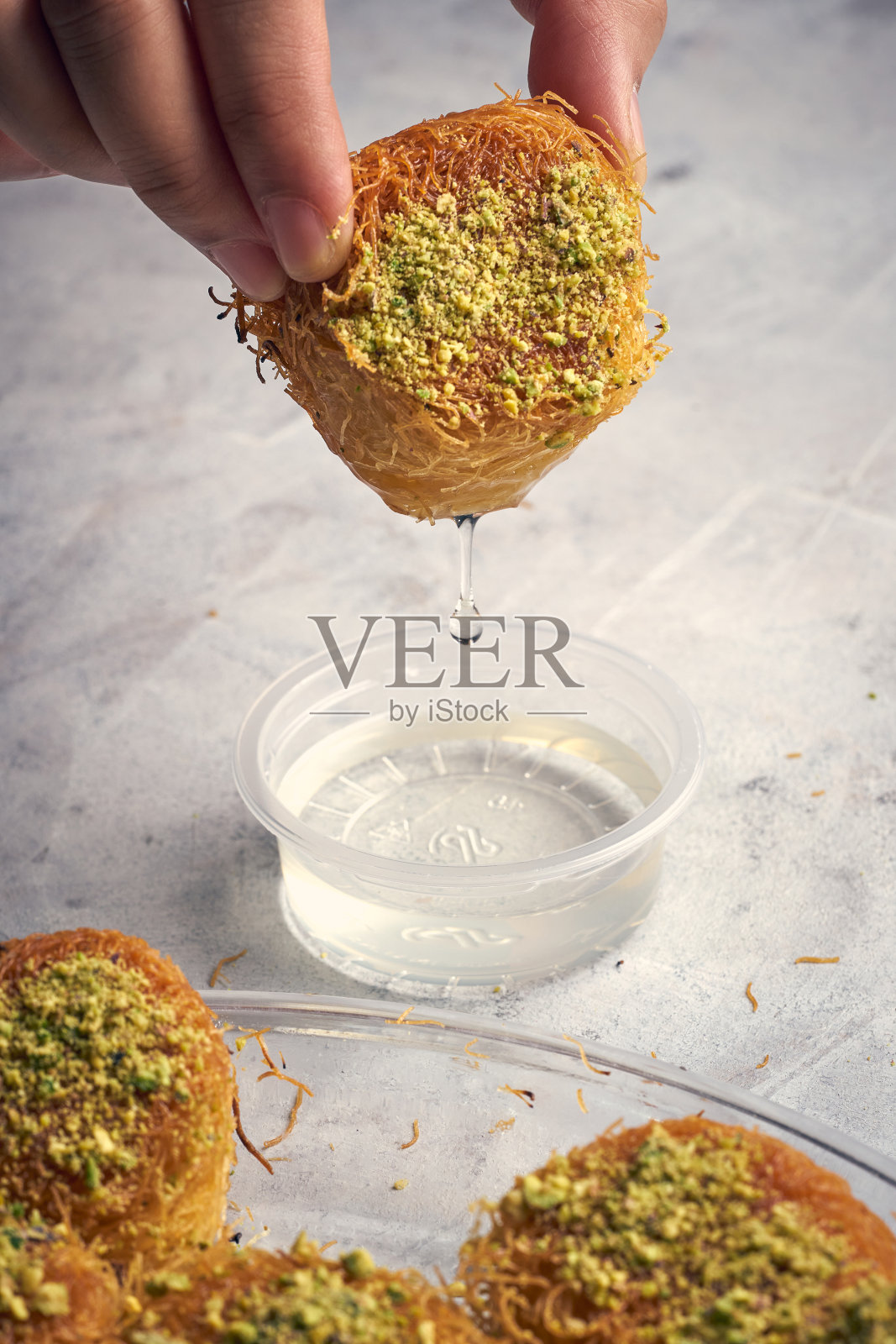 阿拉伯传统甜点——奶油奶酪开心果坚果照片摄影图片