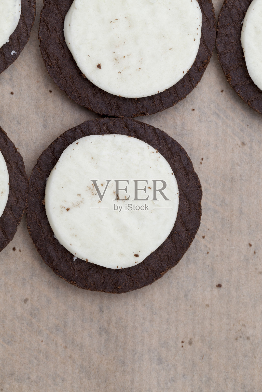 奶油夹心的巧克力饼干照片摄影图片