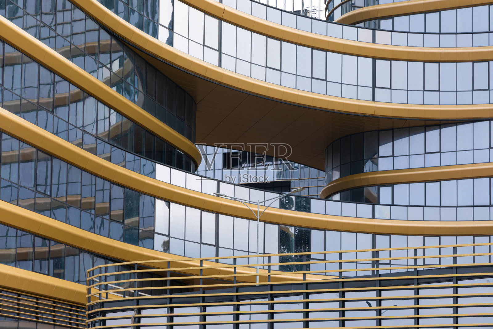 现代时尚的办公大楼由玻璃和铝制成，租赁概念照片摄影图片