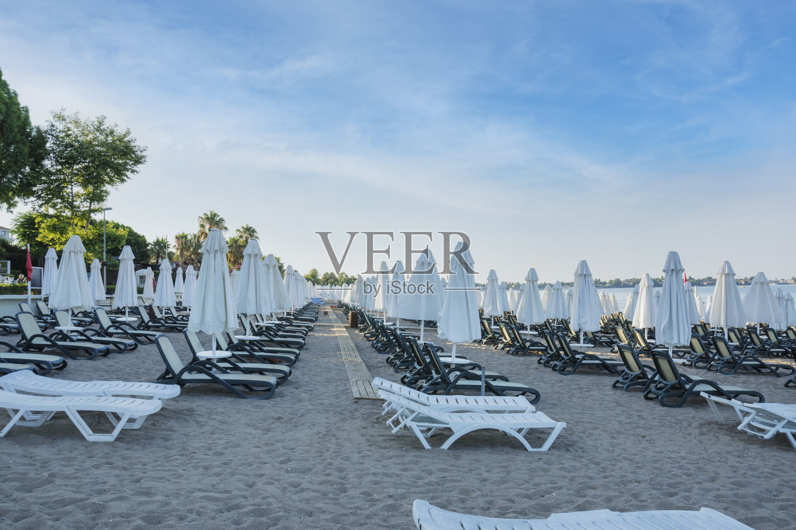 大海，沙滩，雨伞和躺椅照片摄影图片