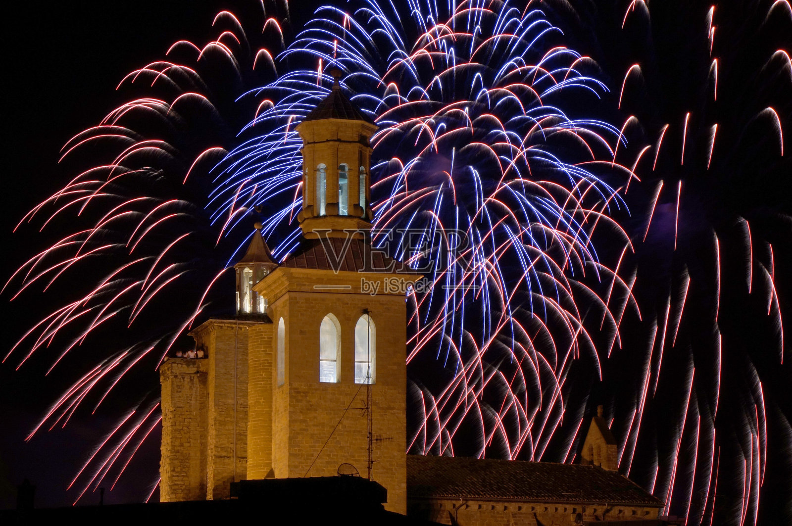 夜间照明建筑的低角度视图照片摄影图片