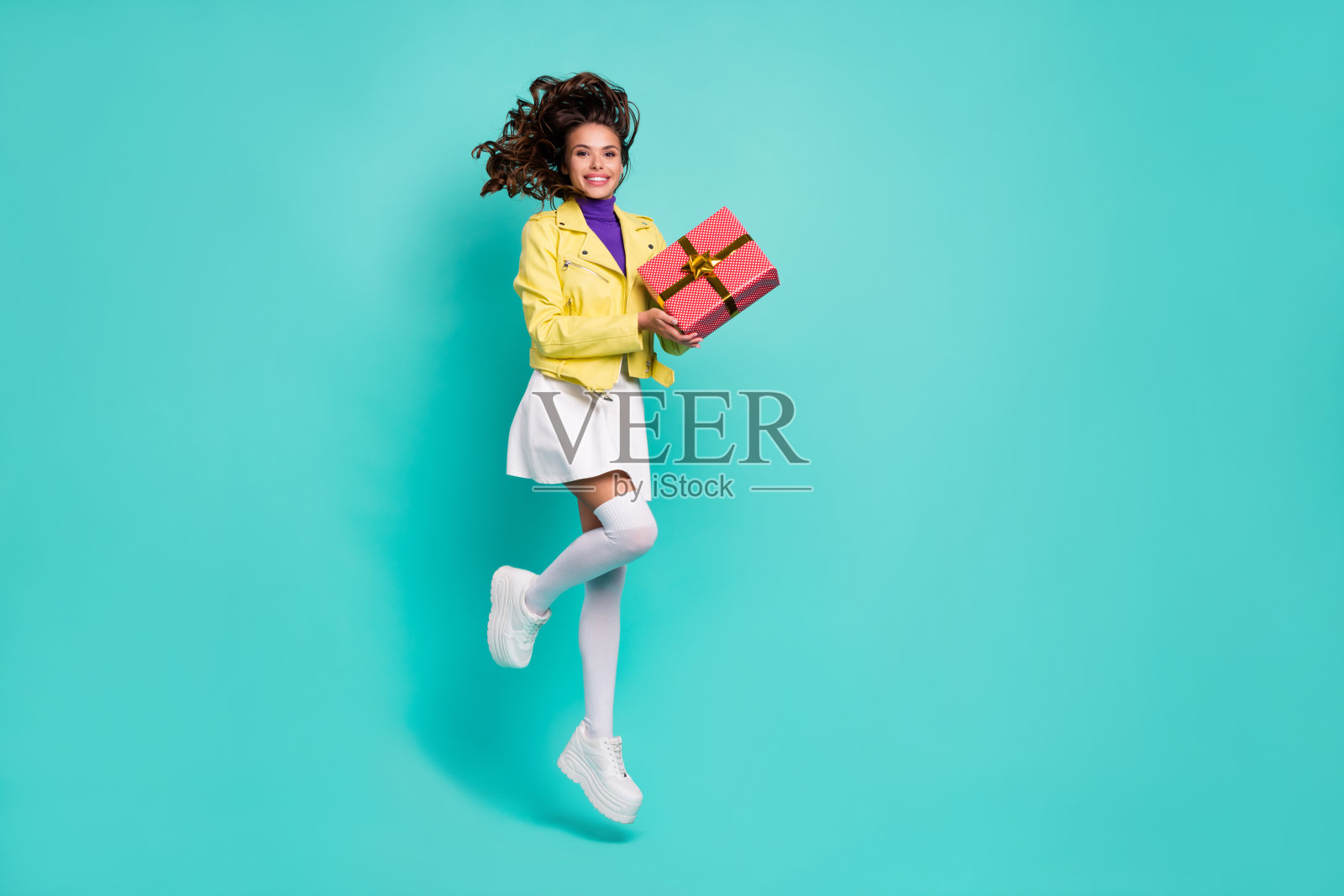 全尺寸侧面照片的年轻开朗的女孩有乐趣跳衫得到现在孤立的青色背景照片摄影图片