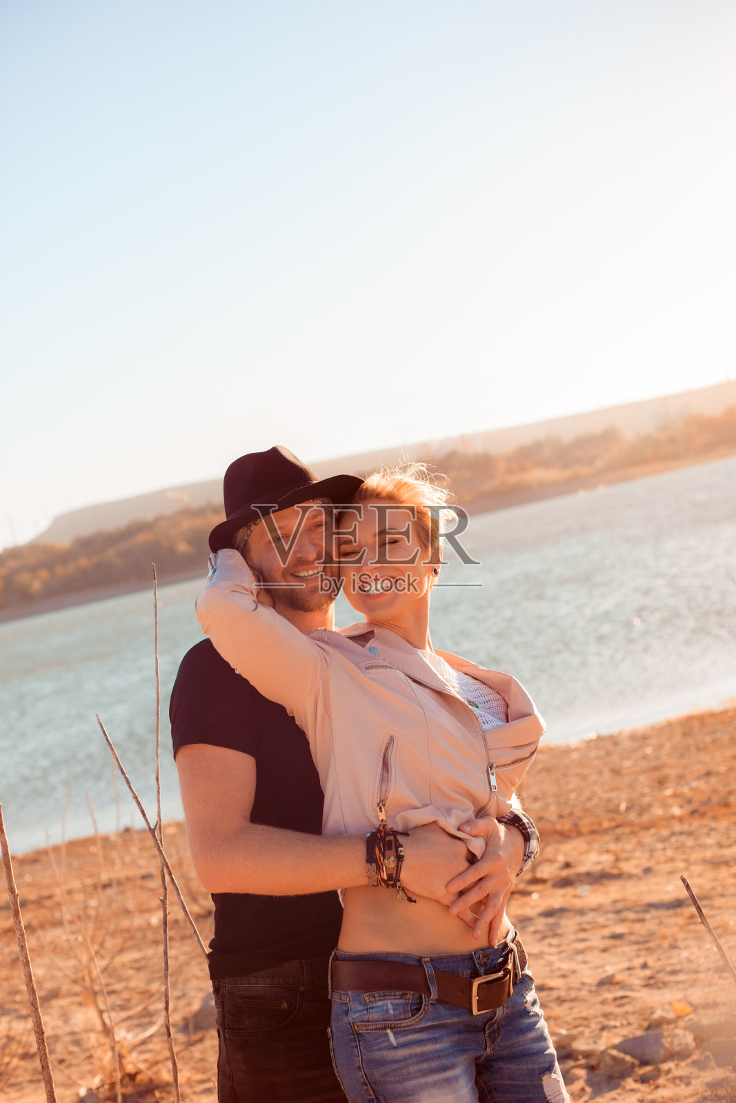 日落时分，湖畔幸福的情侣照片摄影图片