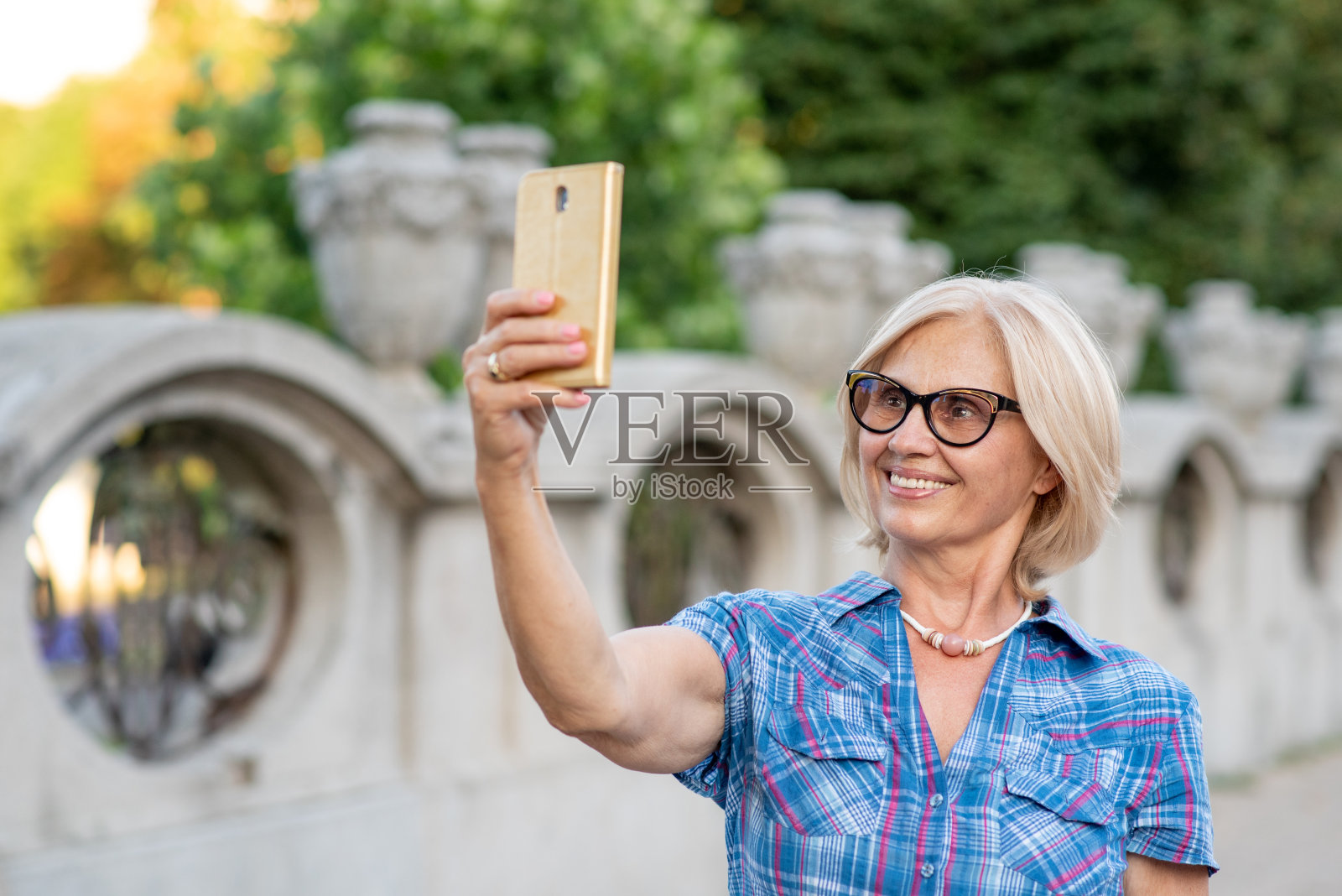漂亮的高级女性在自拍照片摄影图片