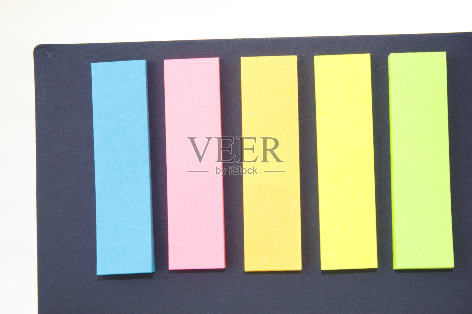 白色背景的彩色笔记本照片摄影图片