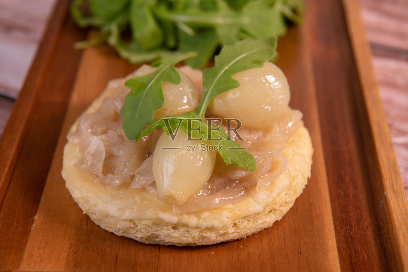 冰洋葱挞，粉洋葱泥和沙拉照片摄影图片