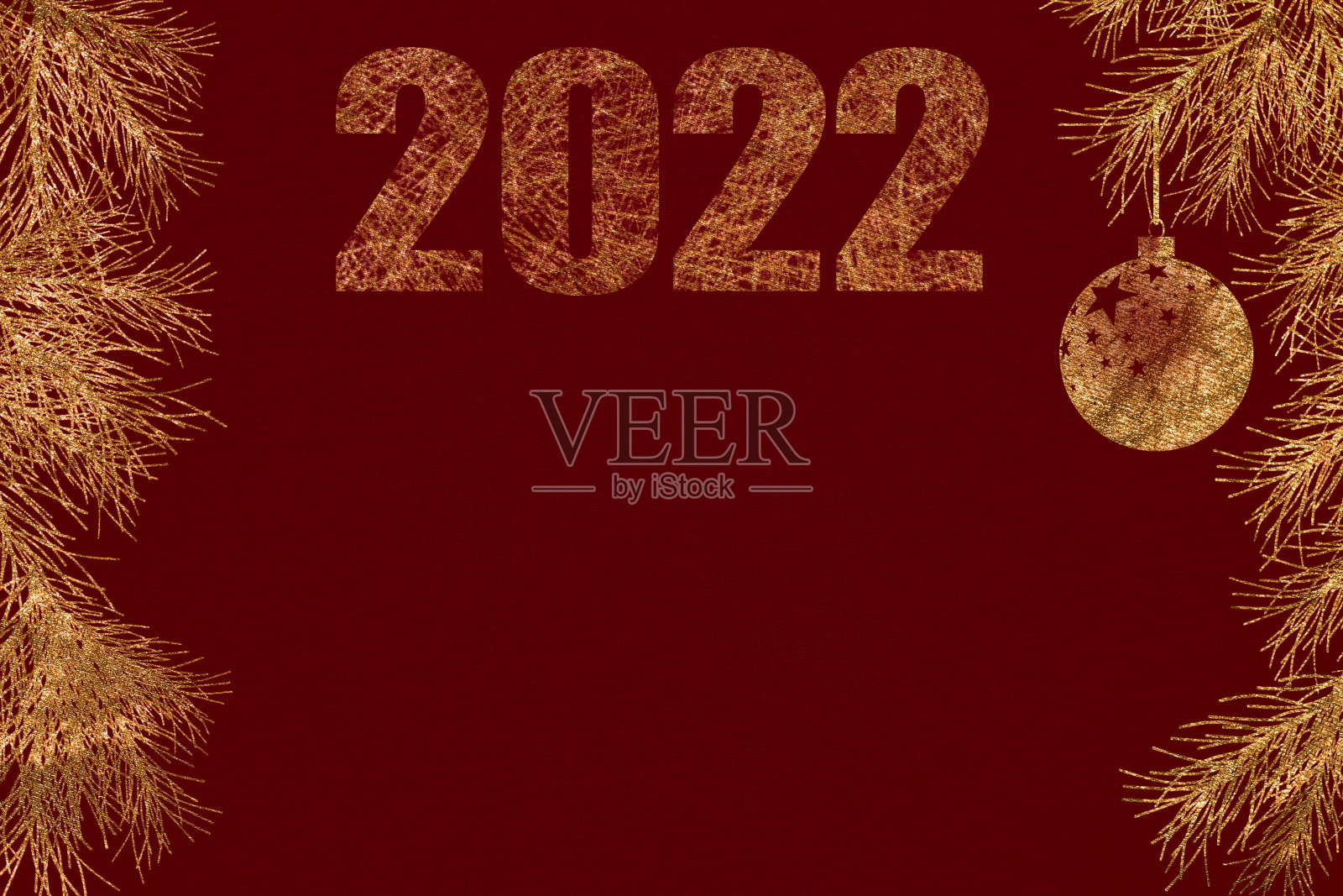 在红色的背景，圣诞球，松枝，网站标题，空白，框架，在金色的新年装饰，在两面2022插画图片素材