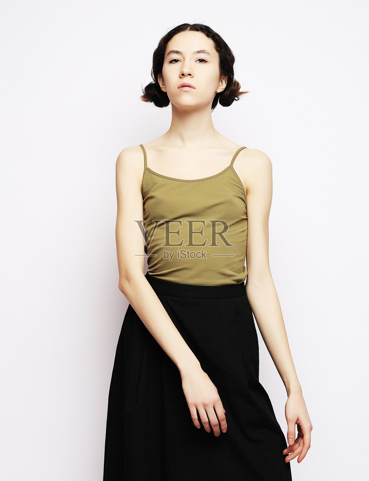 生活方式、时尚和人的观念:丰满的身体、年轻的时尚w照片摄影图片