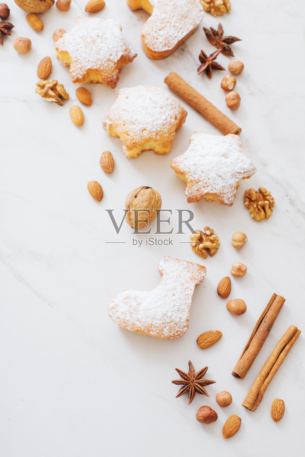 白色大理石桌上的圣诞饼干照片摄影图片