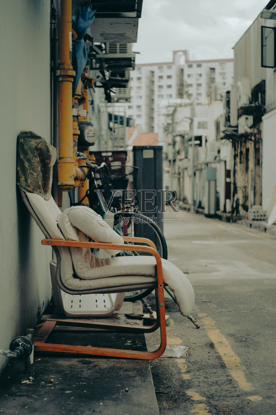 路边被遗弃的软垫椅照片摄影图片