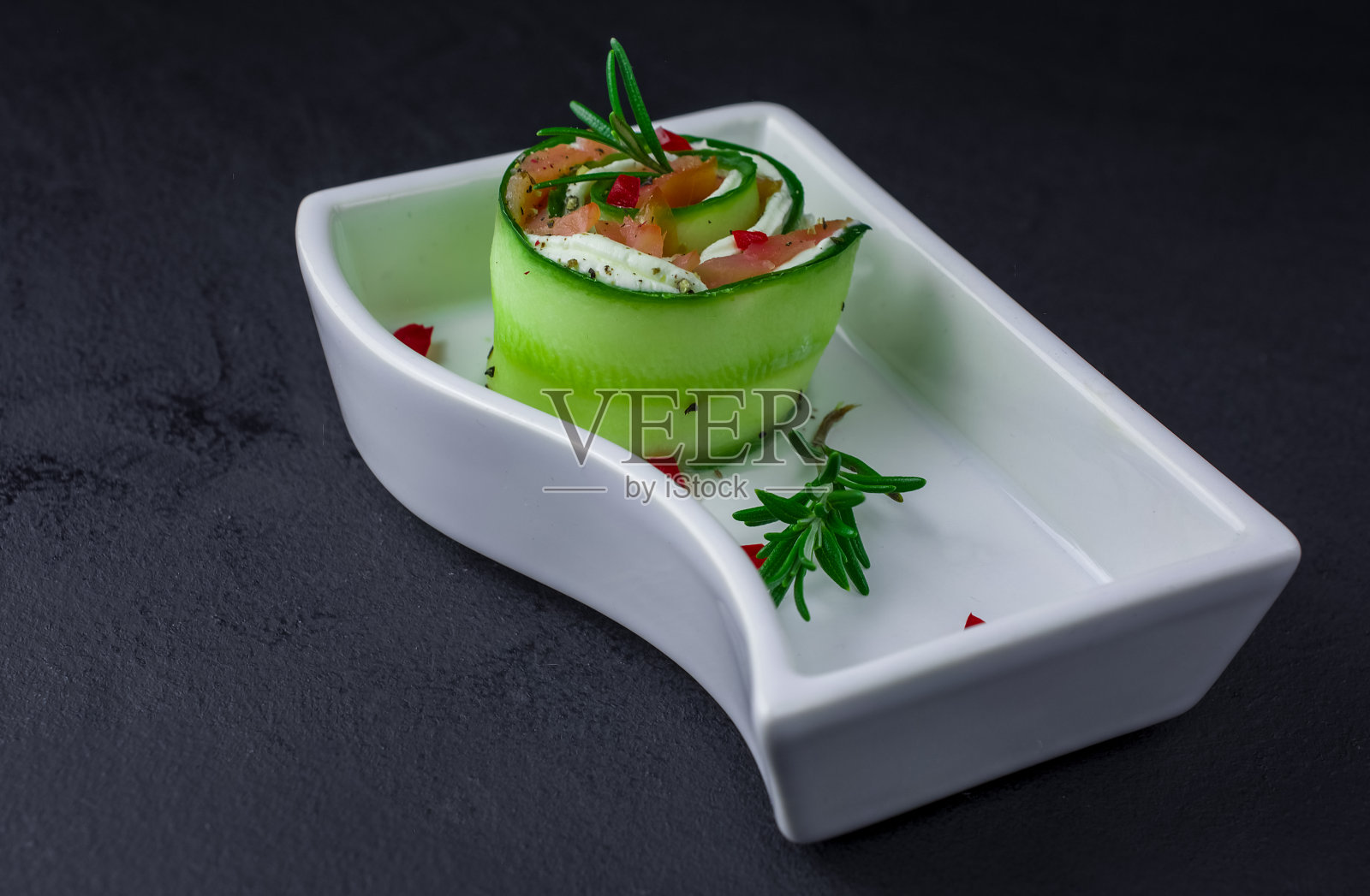 烟熏三文鱼配黄瓜和软芝士卷照片摄影图片