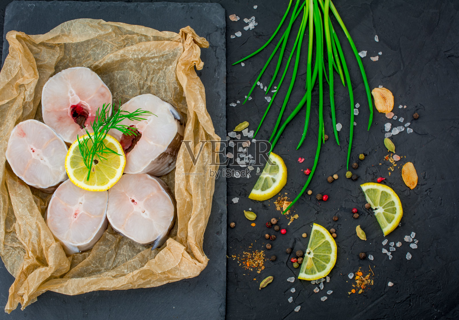 生鳝鱼，海鳗，欧芹，盐和柠檬-烹饪的原料照片摄影图片