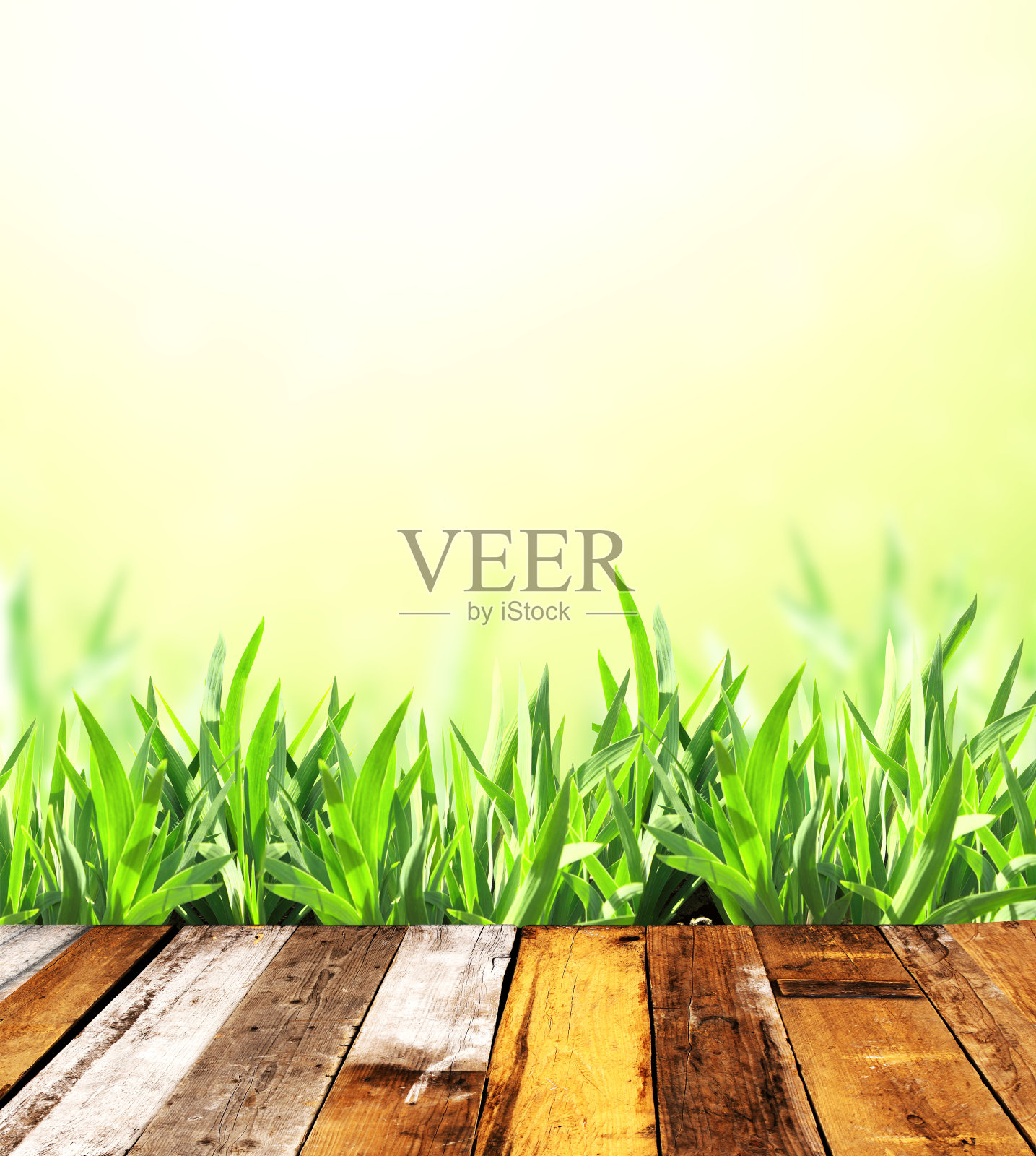 垃圾摇滚背景与条纹纸板纹理和白云。垂直复古自然背景照片摄影图片