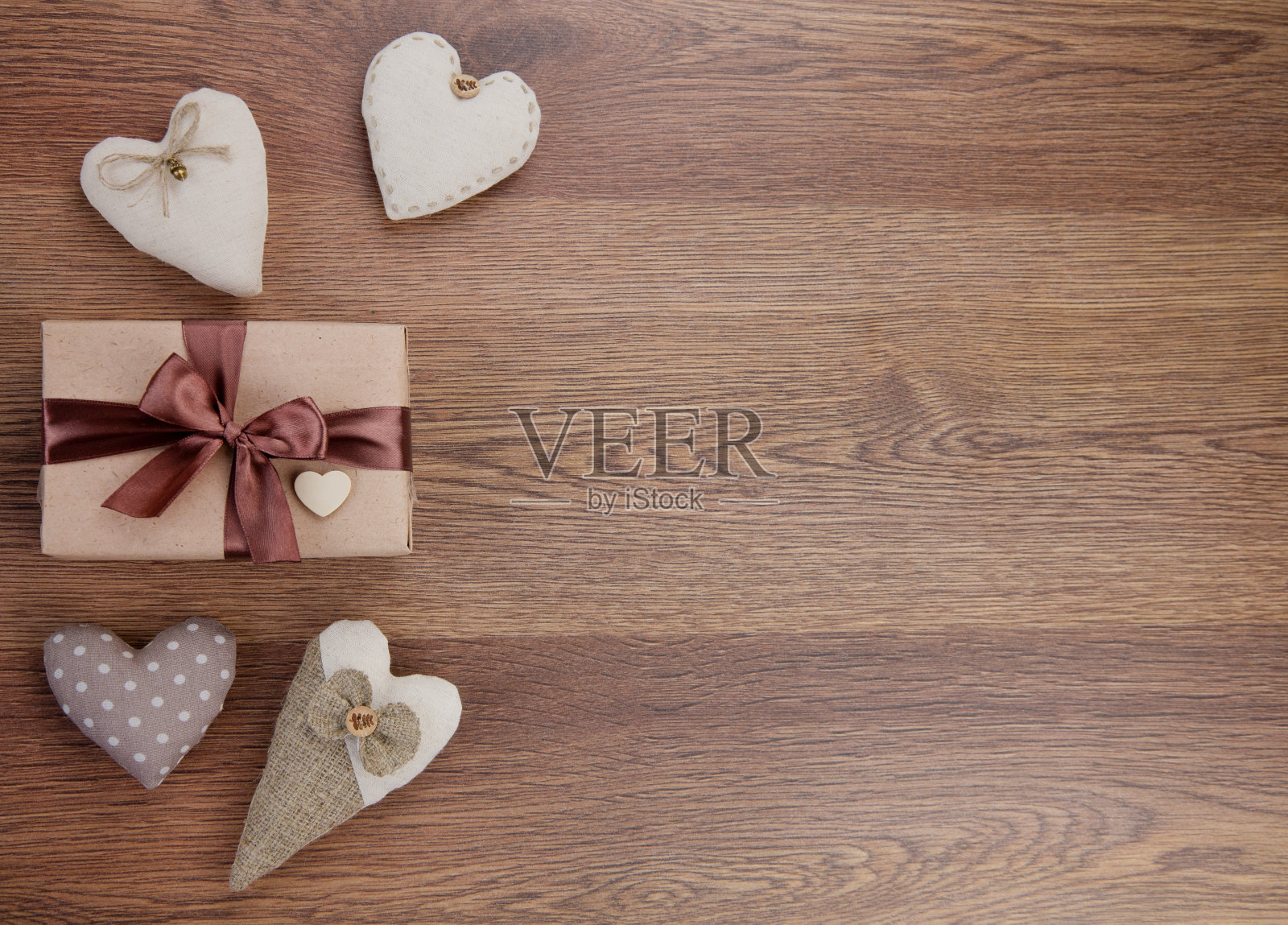 这颗心是由棉织品和礼物制成的。情人节。照片摄影图片