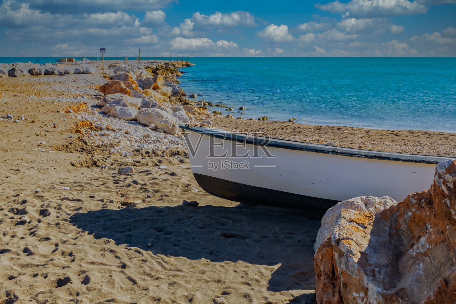 船搁浅在沙滩上照片摄影图片