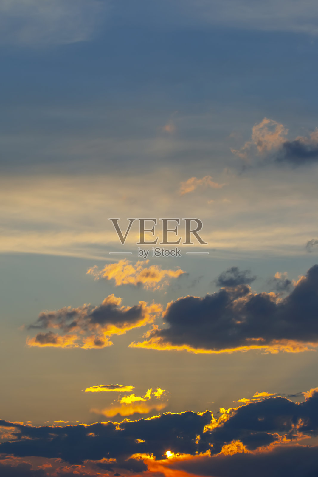 日落时明亮对比多云的天空照片摄影图片