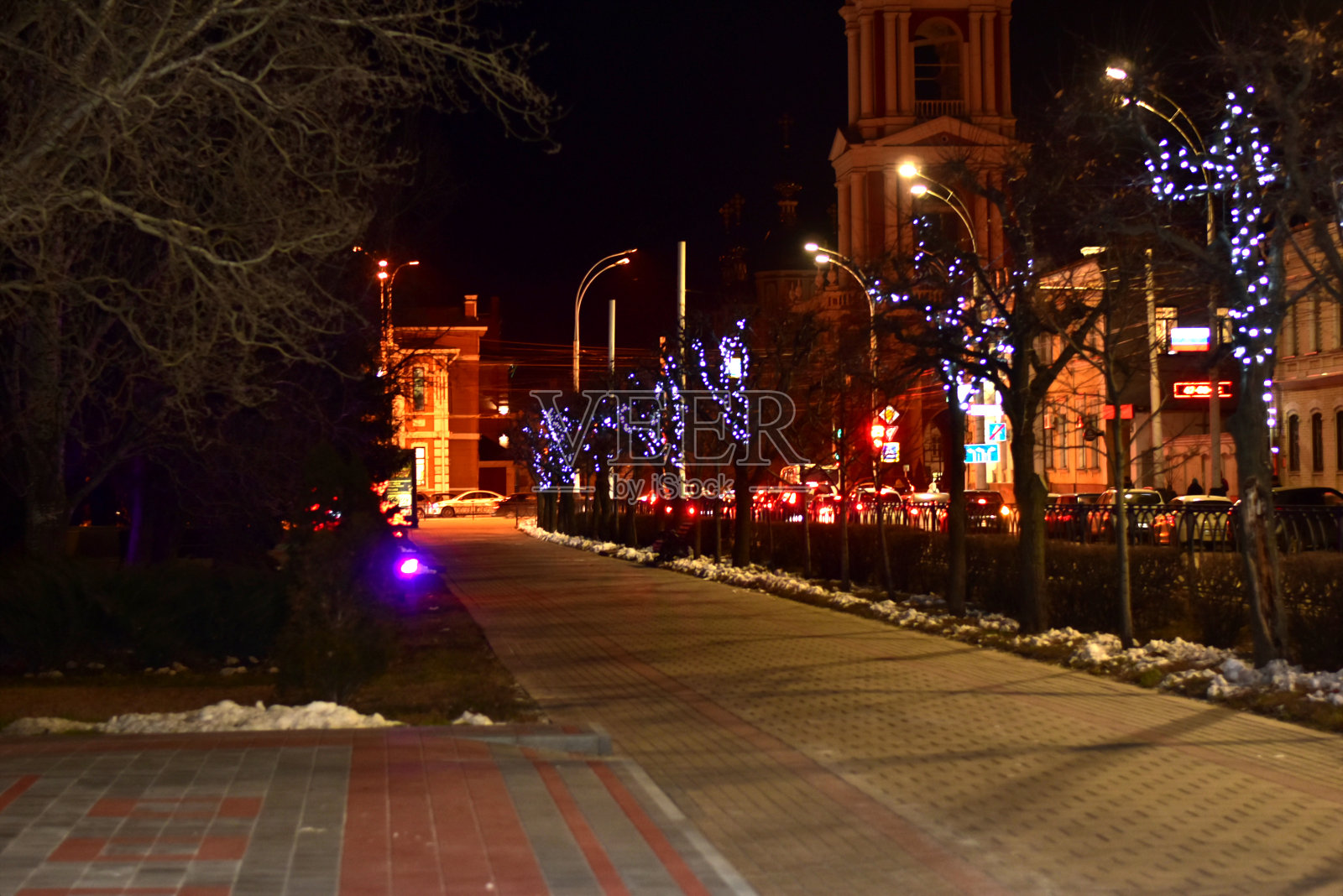 晚上的城市。城市公园的一条街道被灯笼照亮。照片摄影图片