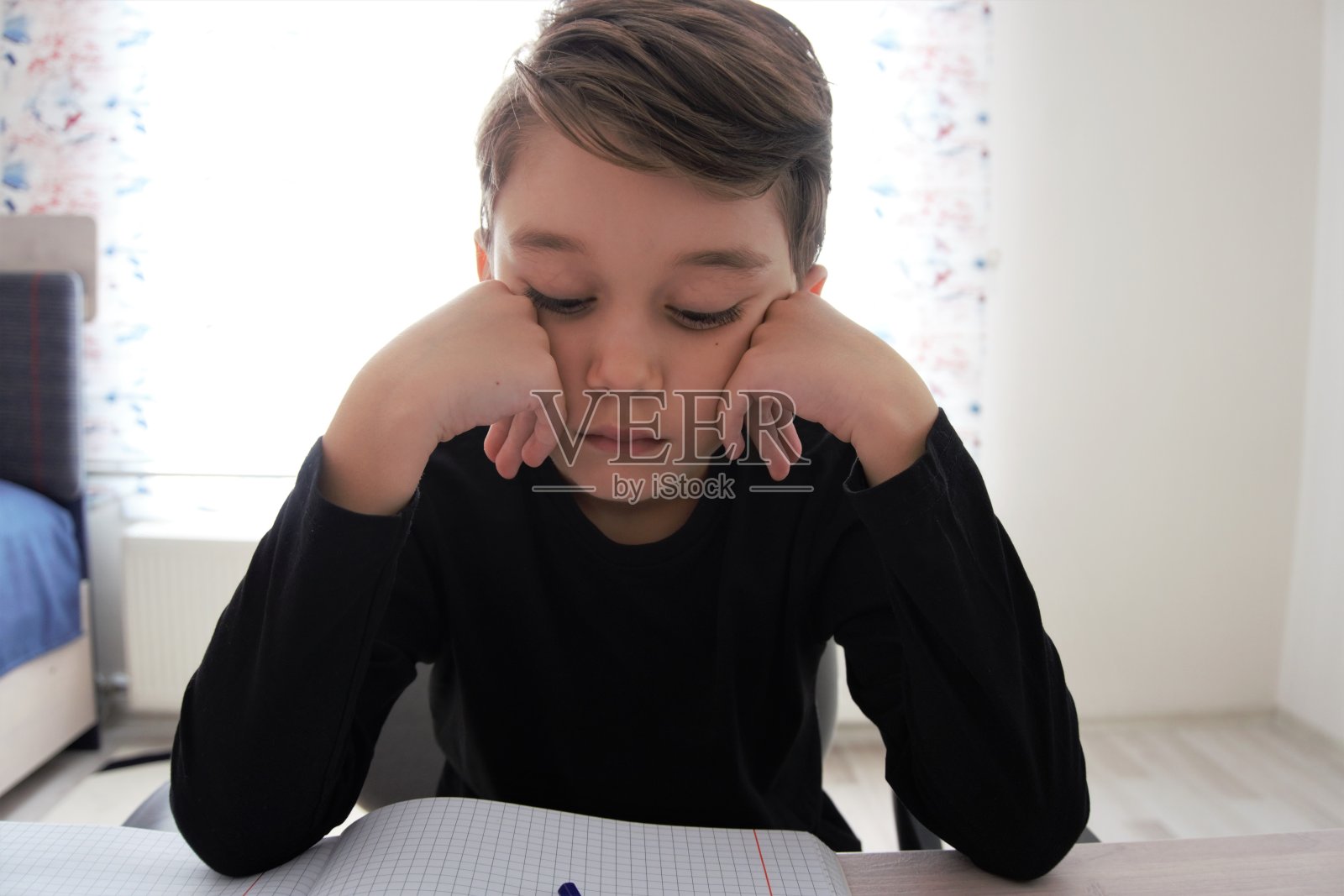 有学习障碍的小男孩。照片摄影图片