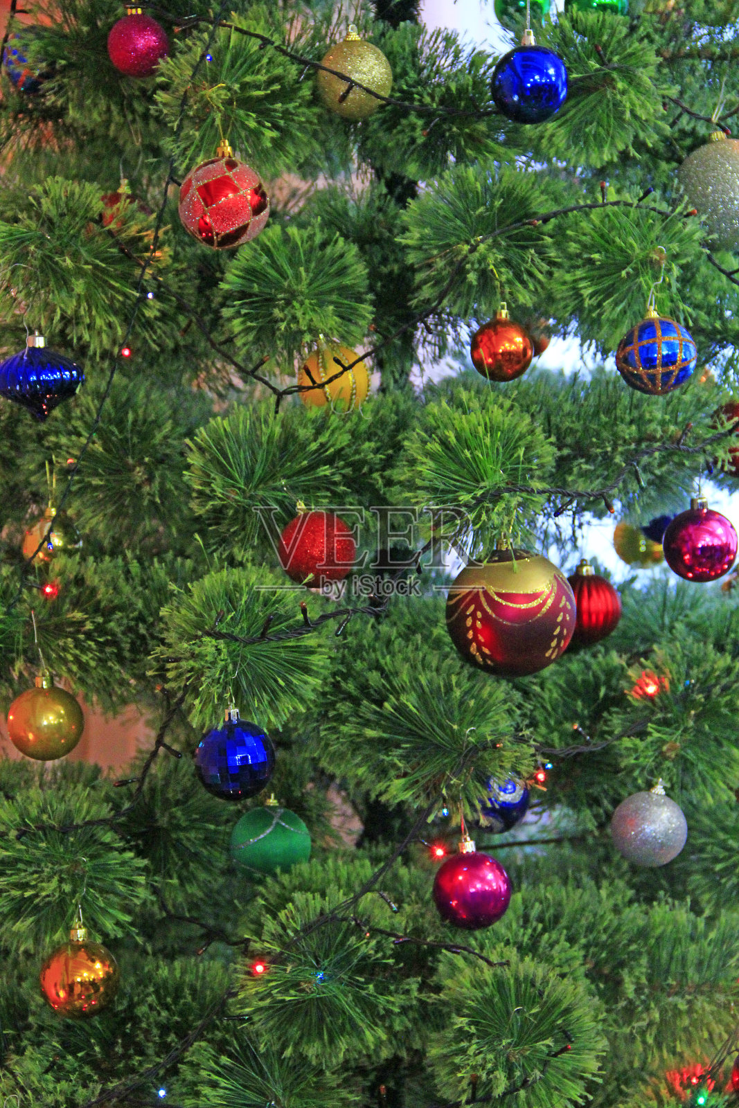 在房间里装饰新年树照片摄影图片