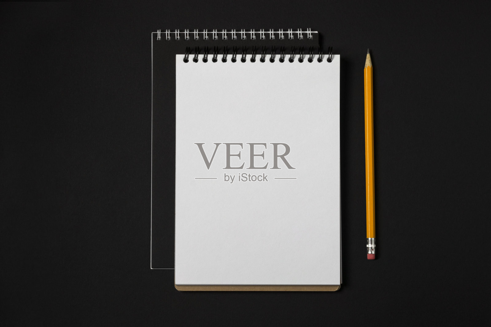 关闭空白笔记本和铅笔在黑暗的背景顶部视图copyspace。照片摄影图片