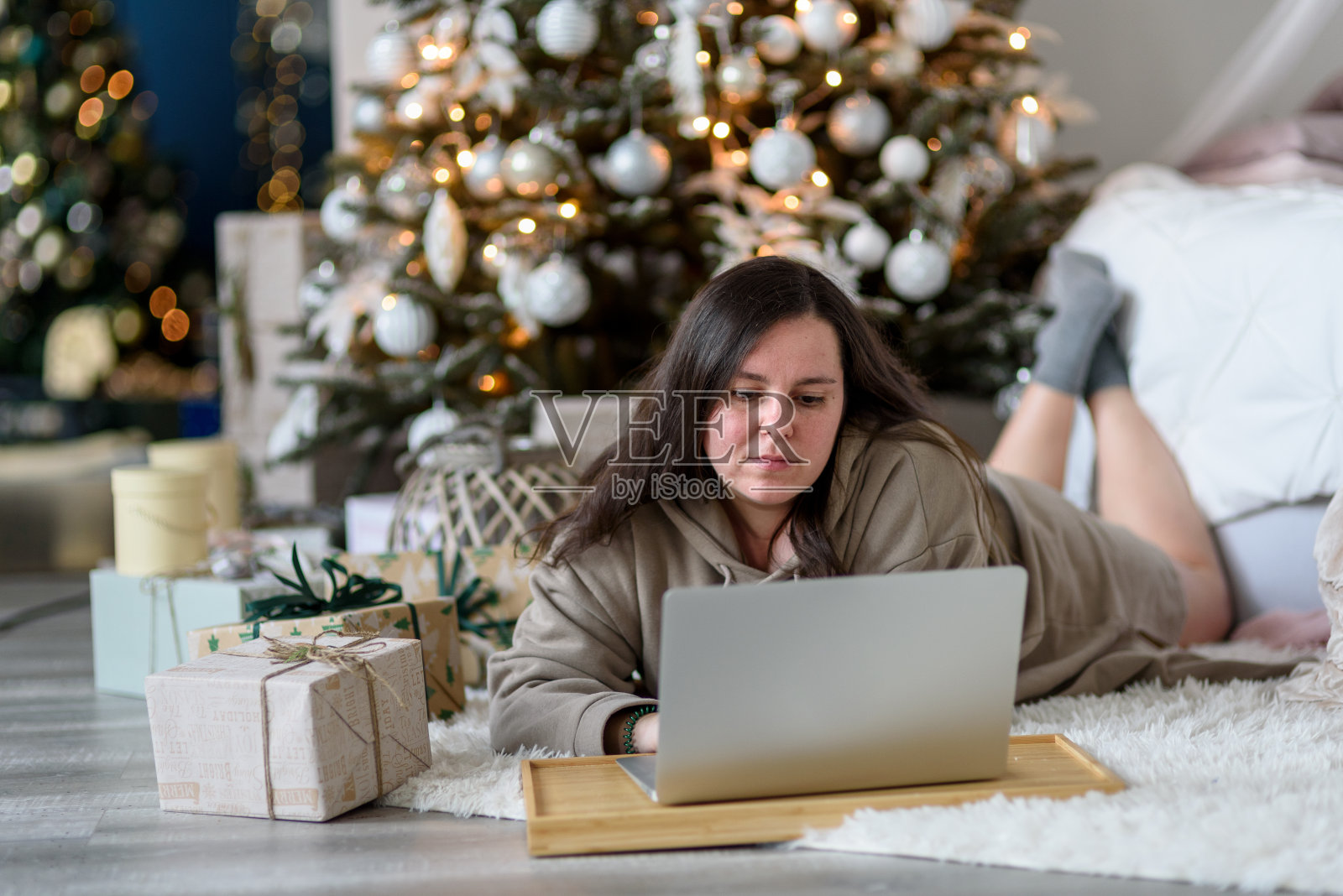 一个女人用笔记本电脑做圣诞装饰照片摄影图片