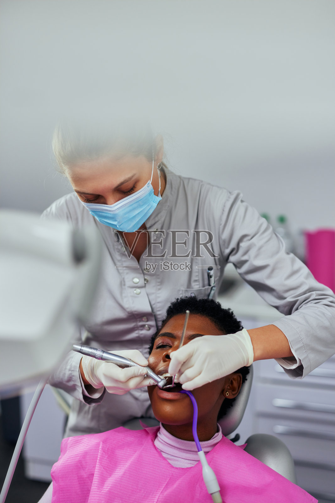 女病人在诊所检查牙齿照片摄影图片