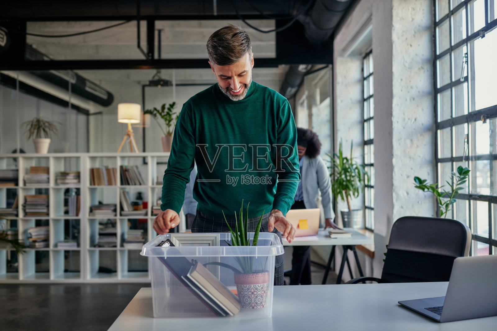 把东西从盒子里拿出来摆桌子照片摄影图片