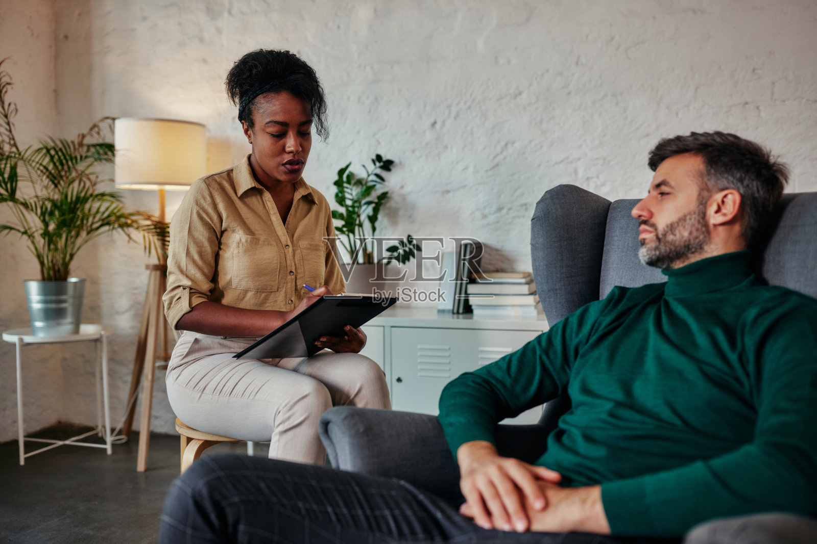 男子与心理医生进行心理治疗照片摄影图片