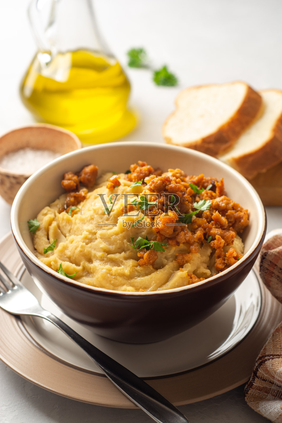 黄色豌豆泥或粥或布丁肉酱碗在混凝土背景照片摄影图片