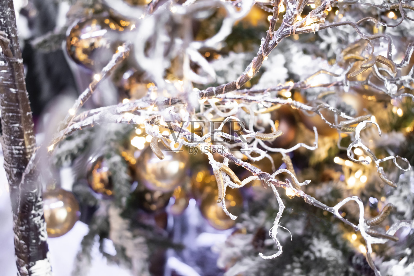 有玩具的圣诞树。假日backgroundd。2022年圣诞节的概念照片摄影图片