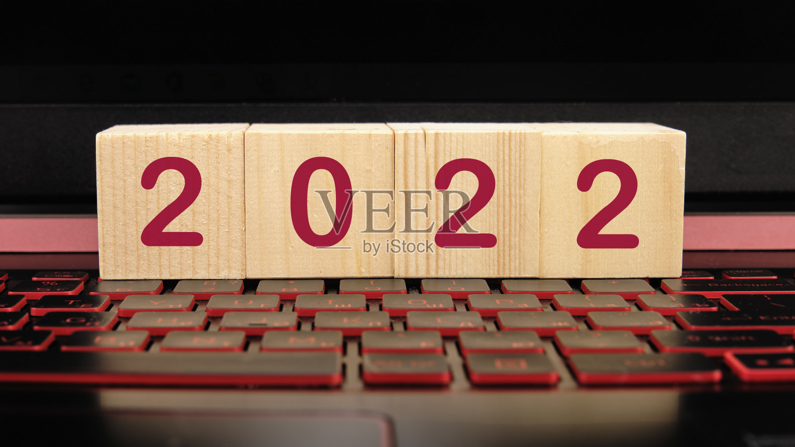 文字2022上的木块躺在键盘上照片摄影图片