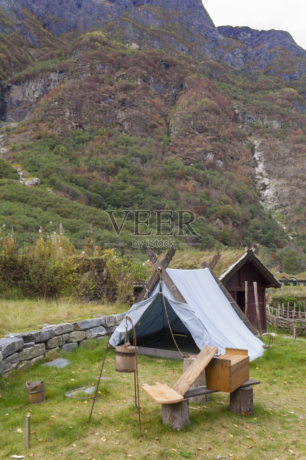 被峡湾景观环绕的维京帐篷照片摄影图片