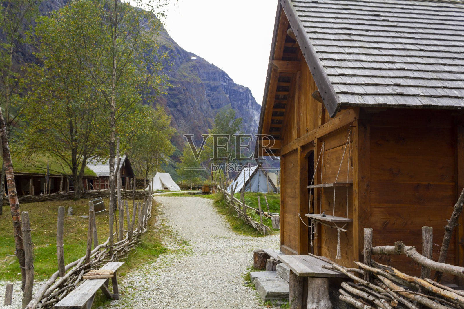 挪威海盗村的传统木屋和帐篷照片摄影图片