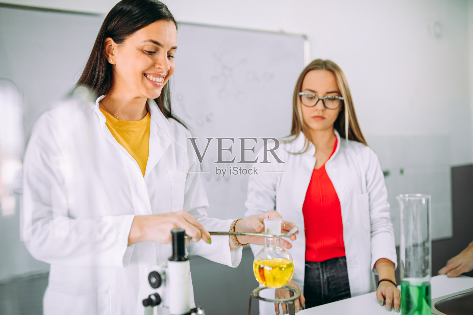 实验室工作的学生照片摄影图片