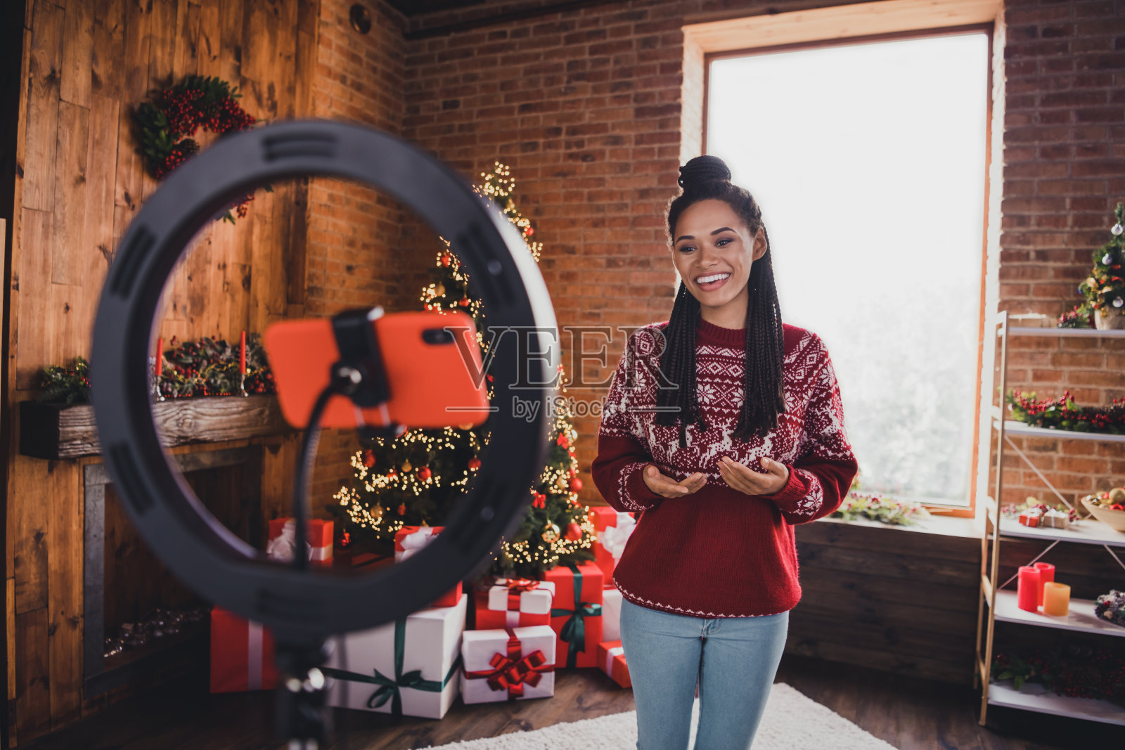 快乐的流行博主女士照片记录电话视频博客在线穿套头衫在室内装饰的家照片摄影图片